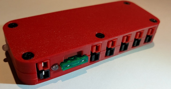 One-to-five PowerPole distribution device with ATC fuse and polarity LED